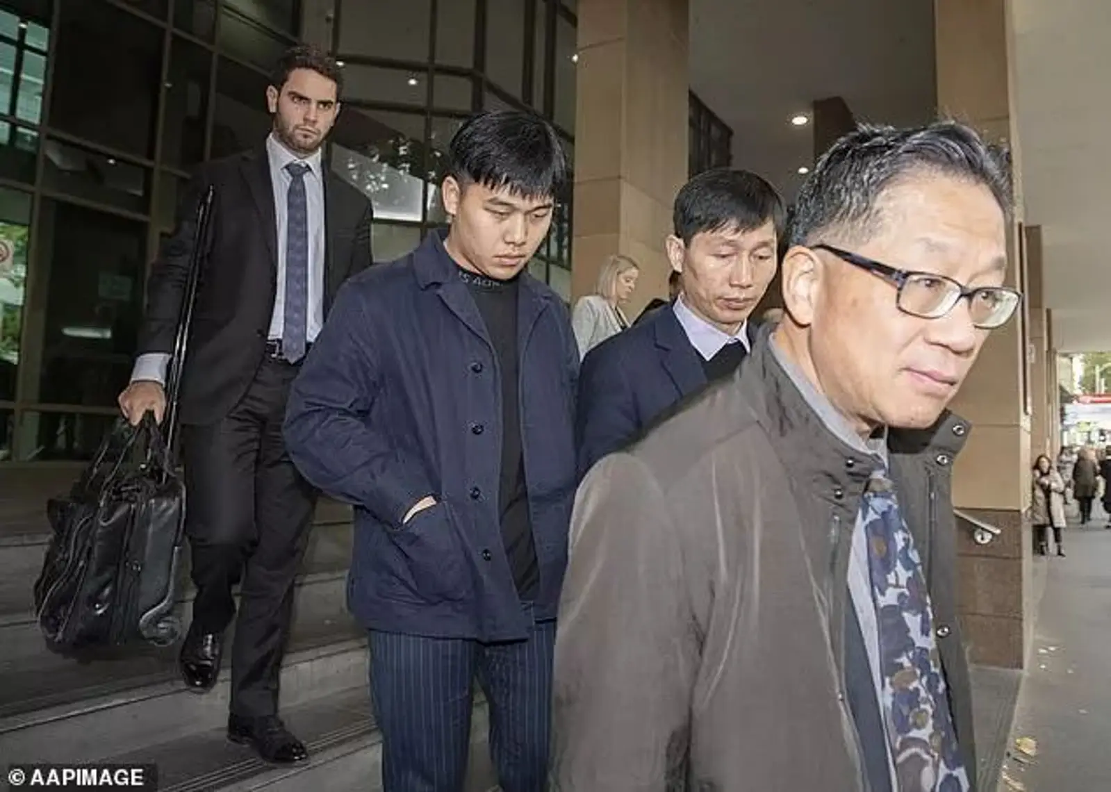 残忍！澳华男把女友爱猫从45楼扔下摔死！还拒不认罪！