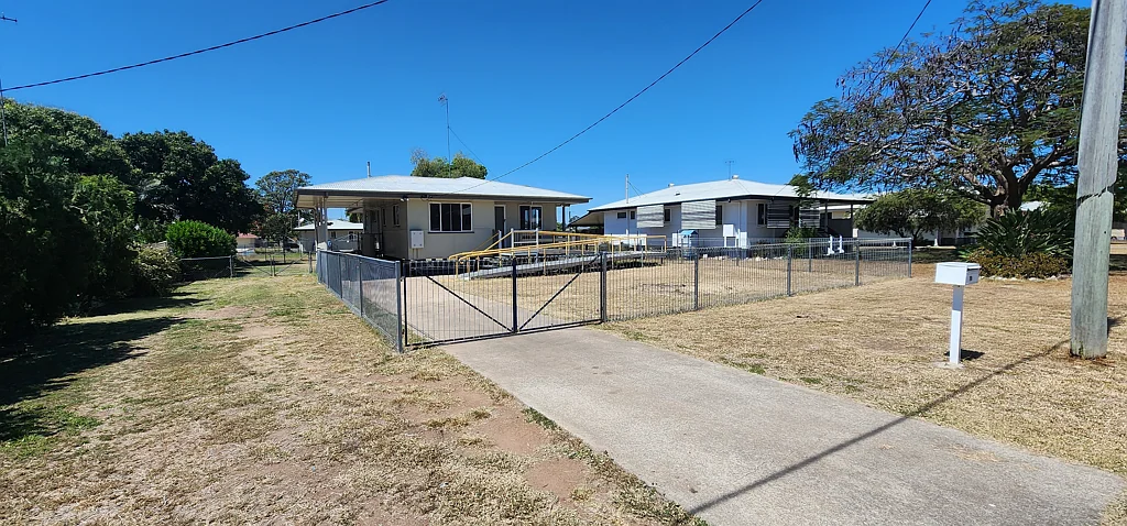 10 Knaggs St, Moura, QLD 4718