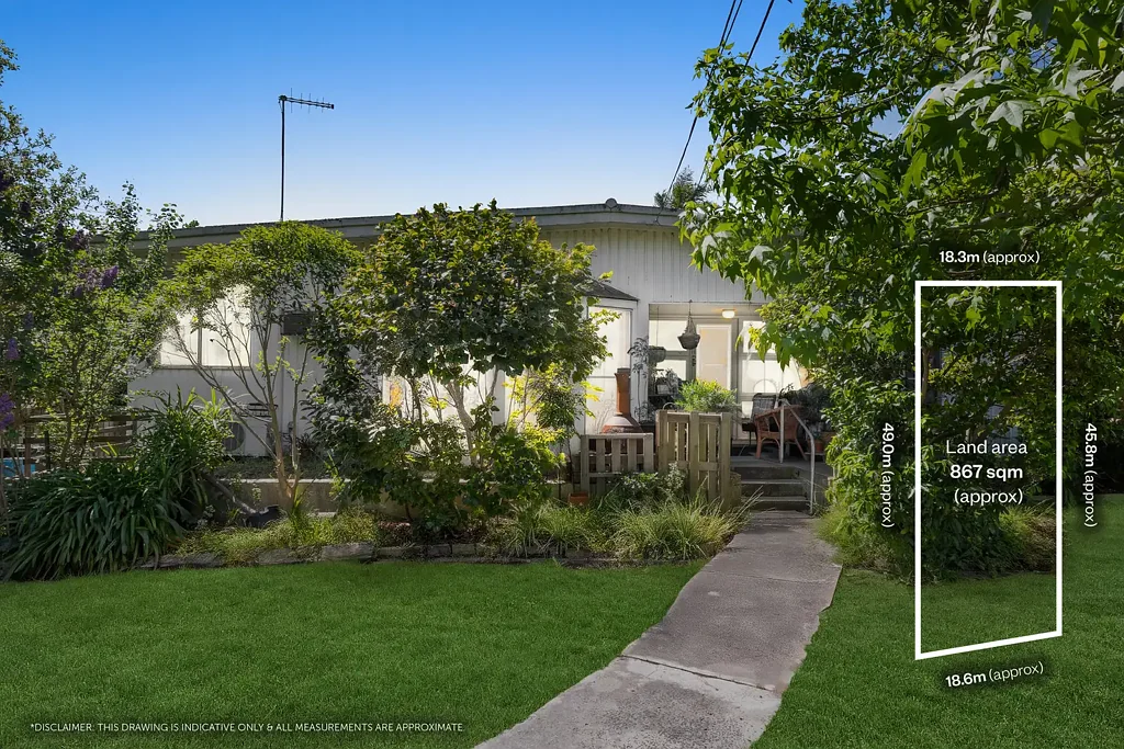 Mount Waverley 4房 一块宽敞的 867 平方米土地，潜力无限 A Generous 867sqm Allotment with Outstanding Potential