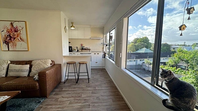 Sunny 1-Bedroom Apartment with Carpark — Water...