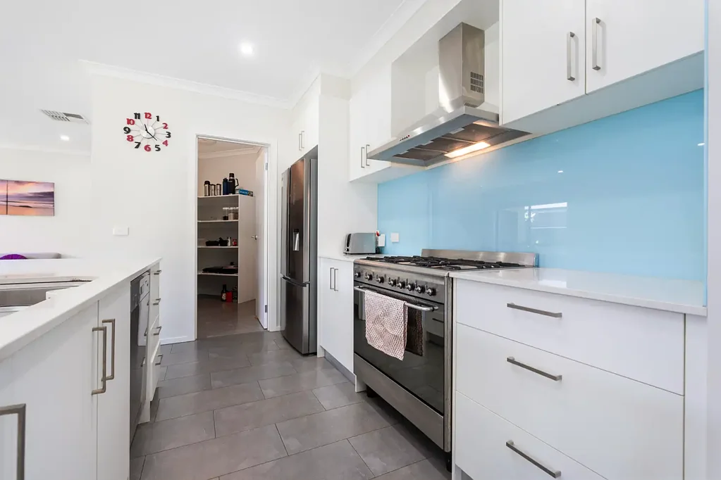 4 Loch Court, Thurgoona, NSW 2640
