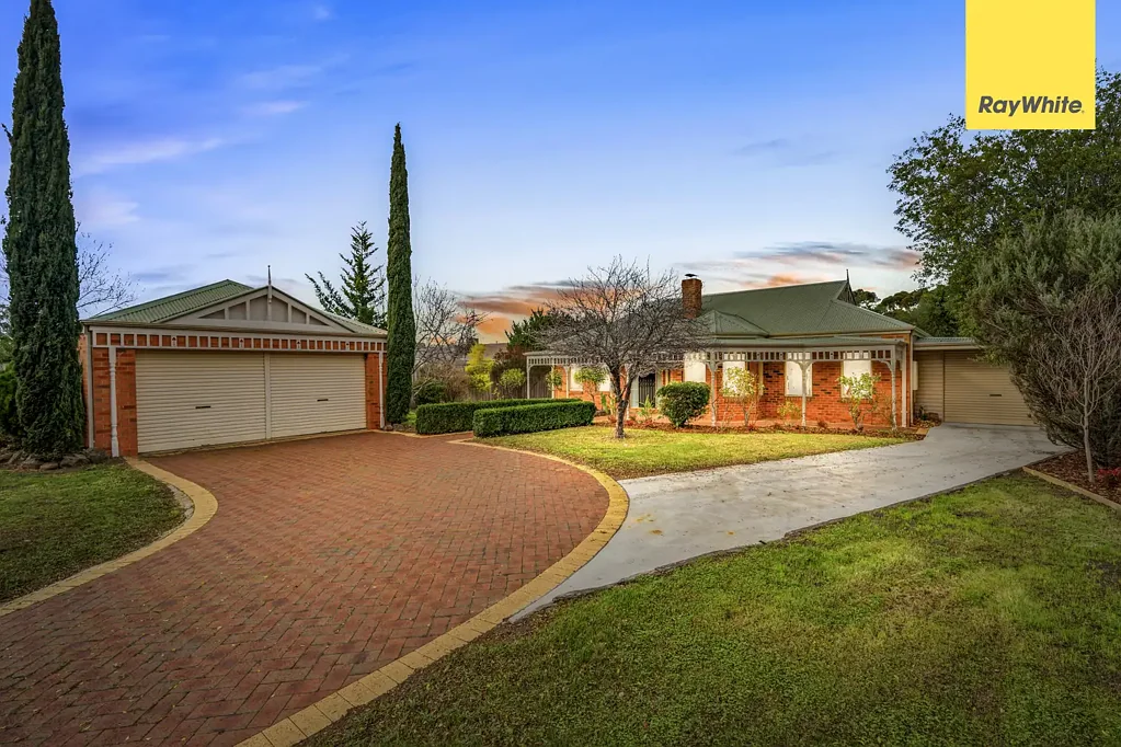 Melton West 4chambre Timeless Family Home on a Rare 946m² Allotment in Westlake Estate