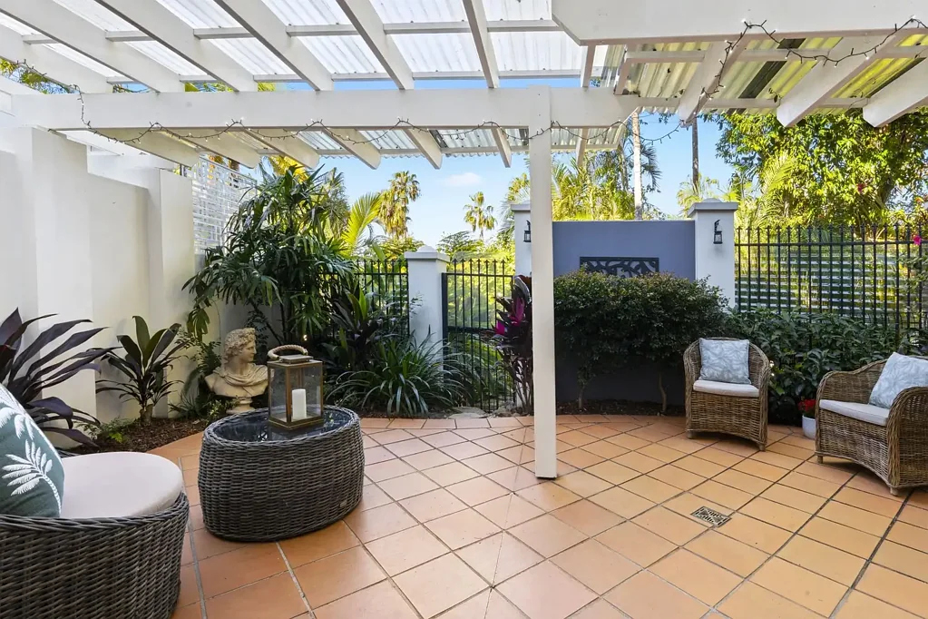 8/100 Cotlew Street East, Southport, QLD 4215