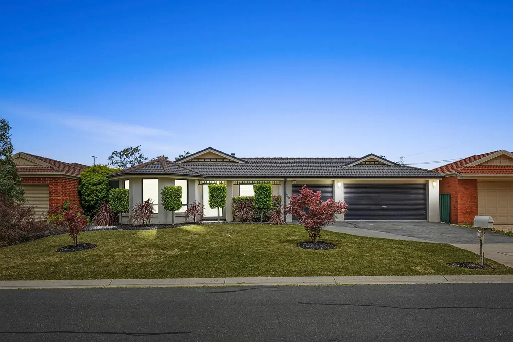 Cranbourne 5ਬੈੱਡਰੂਮ Poolside Luxury on a Rare Reserve-Backed 700m²+ Block With Triple Garage