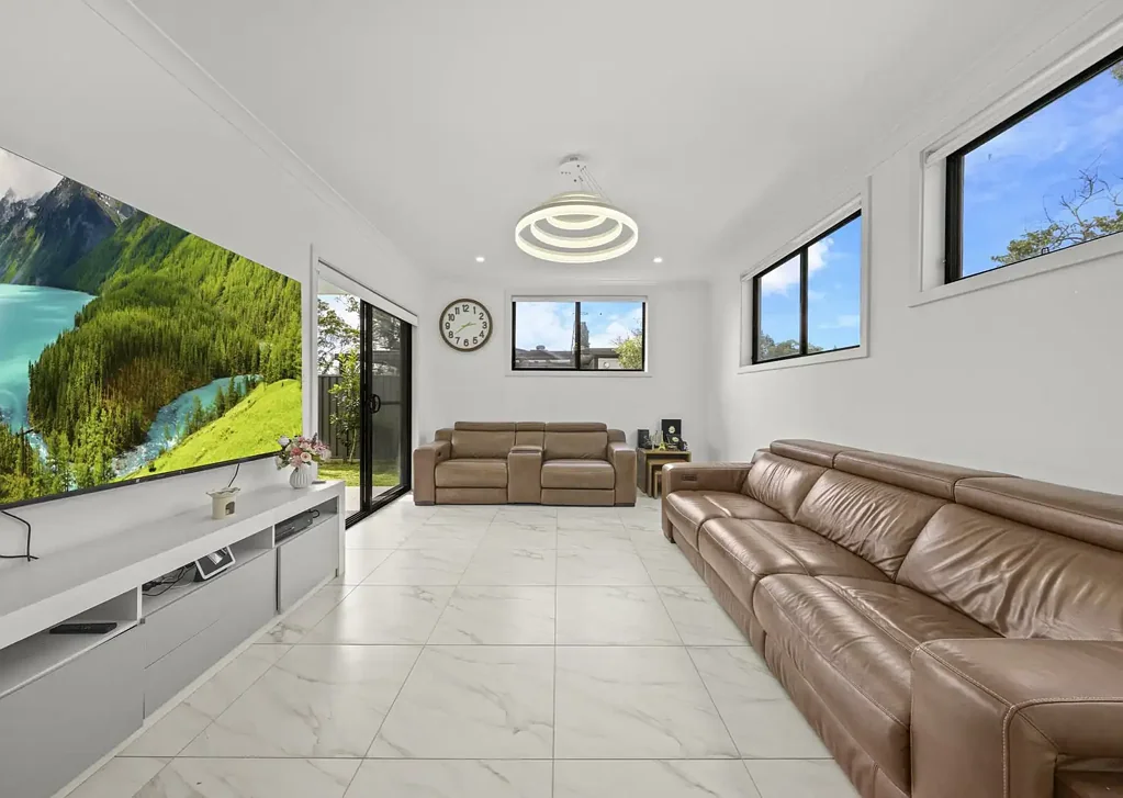 Minto 3침실 Immaculate Two-Year-Old Townhouse with Oversized Backyard!