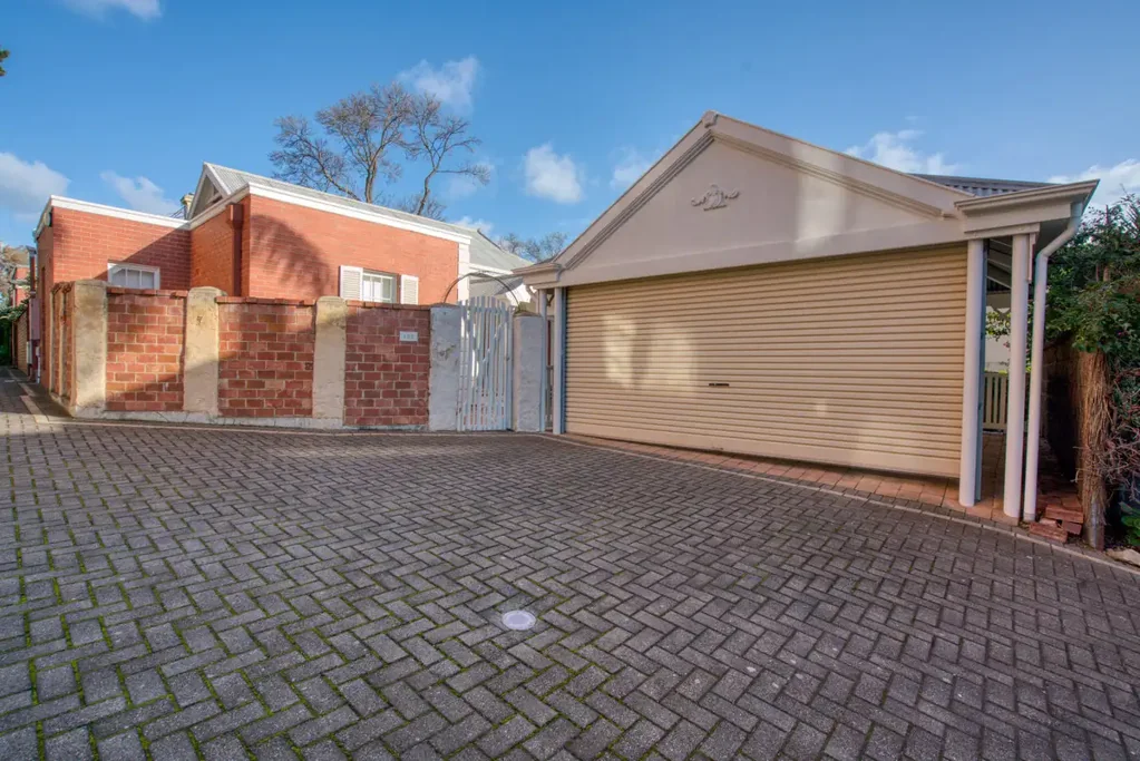 Executive living at the quite end of Strangways Tce!