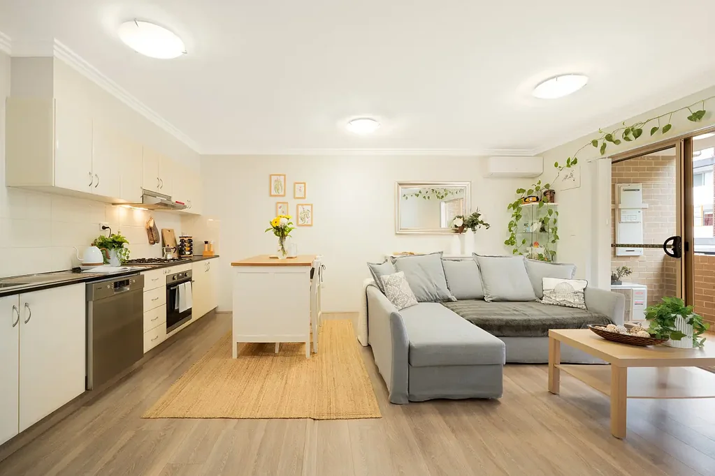 Homebush 2Kwarto Spacious, north facing apartment w/ dual entertaining balconies | Double brick & low strata $827/qtr