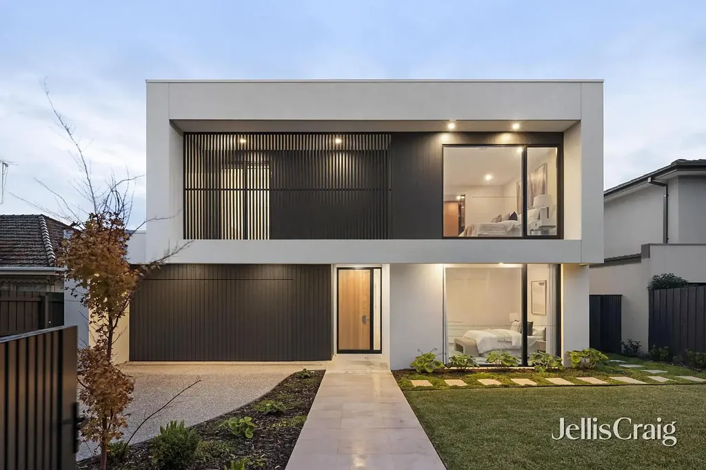 Bentleigh East 5房 获奖建造五卧四卫 650㎡阔绰空间 LED照明套房 地暖天窗衣帽间 Miele高端厨房 户外娱乐厨房 隔音隔热设计 毗邻名校公交 Benchmark Luxury In McKinnon College Zone