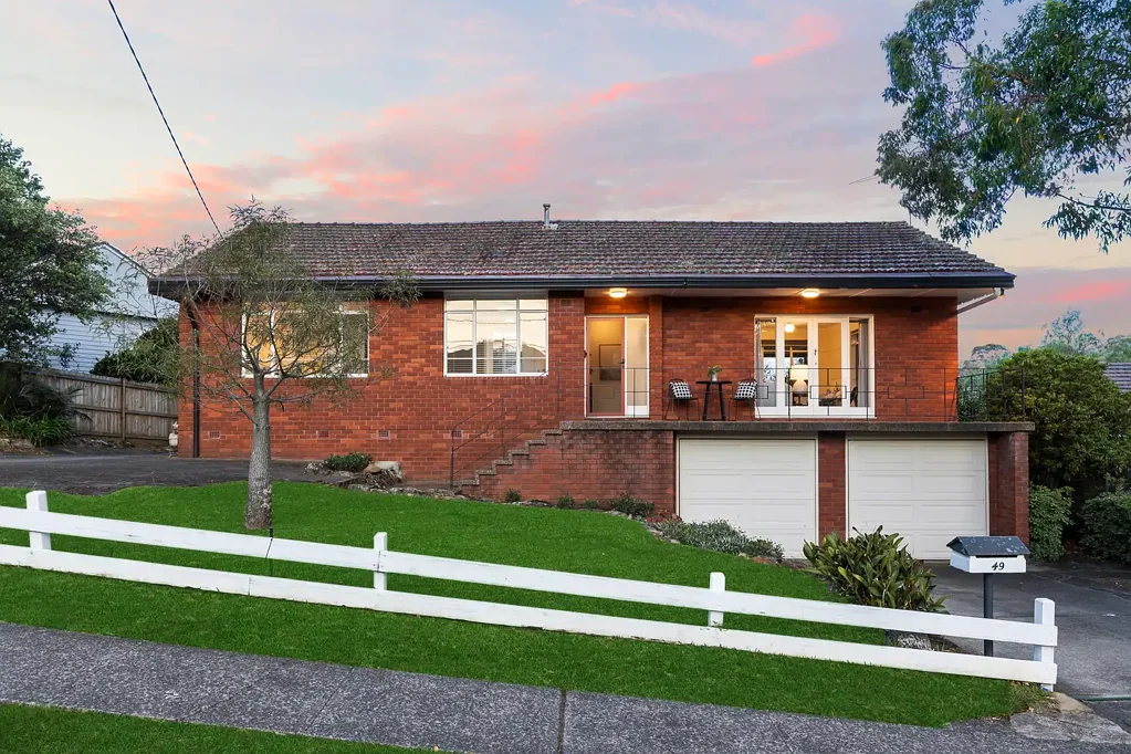 Beecroft 4房 宽敞后院 955平米地块 绿色景观视野 学区房便利 前后廊设计 双车库储物 Classic Comfort