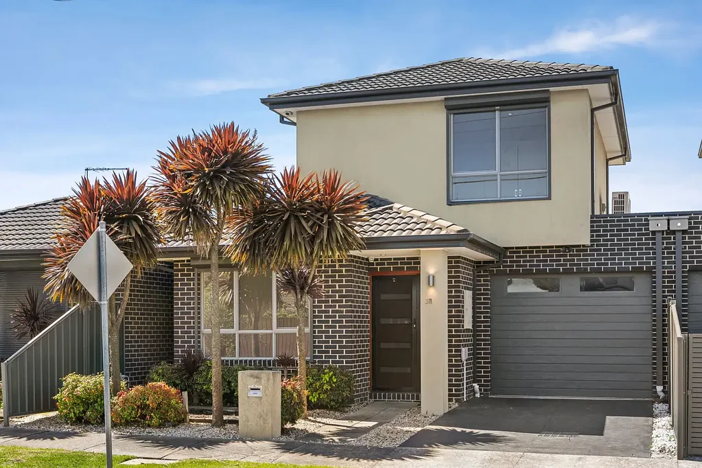 Glenroy 2房 黄金地段联排别墅 开放式木纹地板 石材台面厨房 私人庭院 书房空间 遥控车库 便捷生活中心 Contemporary Townhouse Living in the Heart of Glenroy