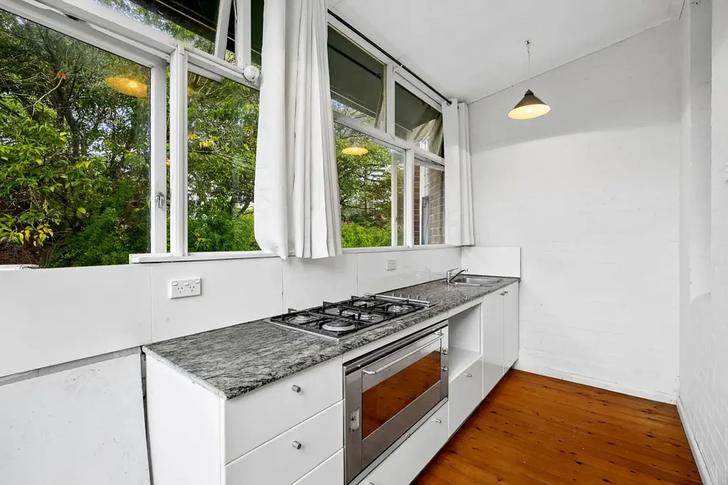 One bedroom garden flat a short walk to Chatswood transport hub, pet friendly