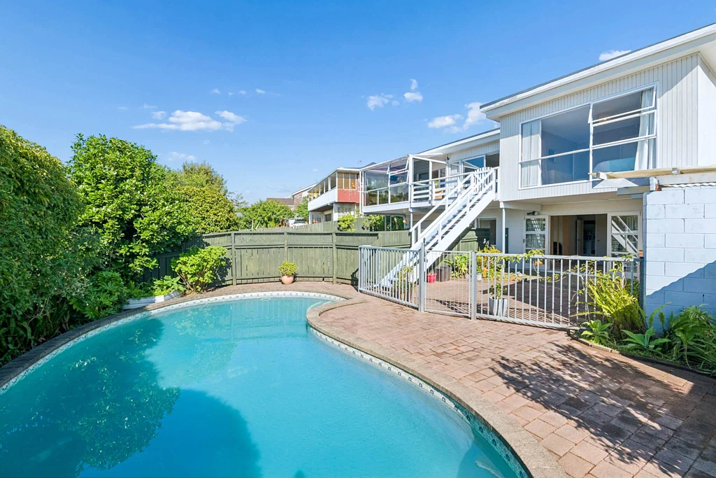 Browns Bay 3ห้องนอน Sea Views, A Pool, & Space For The Whole Family