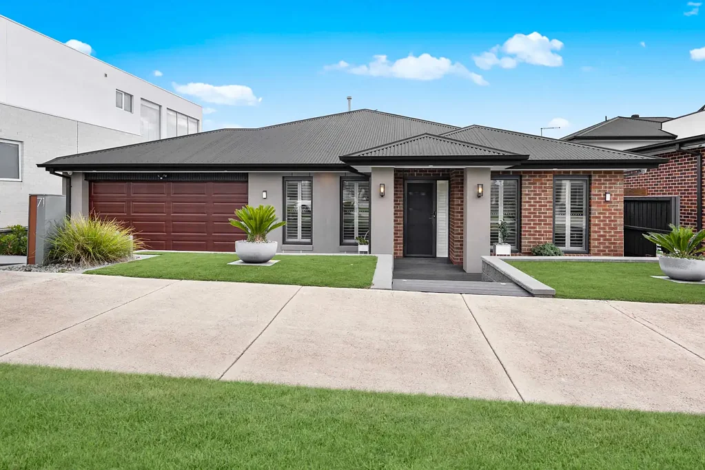 Greenvale 4房 Greenvale Maple Estate宝地 四卧宽敞主卧带独卫 现代厨酒窖 双棚外餐区 太阳能安保 便捷学区商圈 Modern Family Living with Exceptional Space & Outdoor Entertaining -