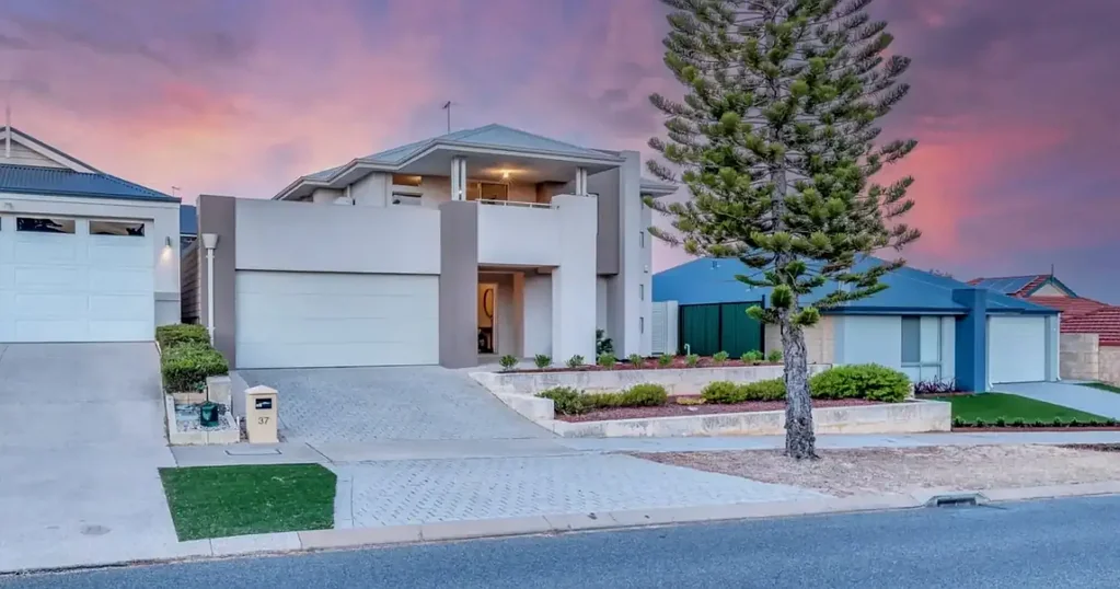 Coastal Comfort, Moments from the Beach