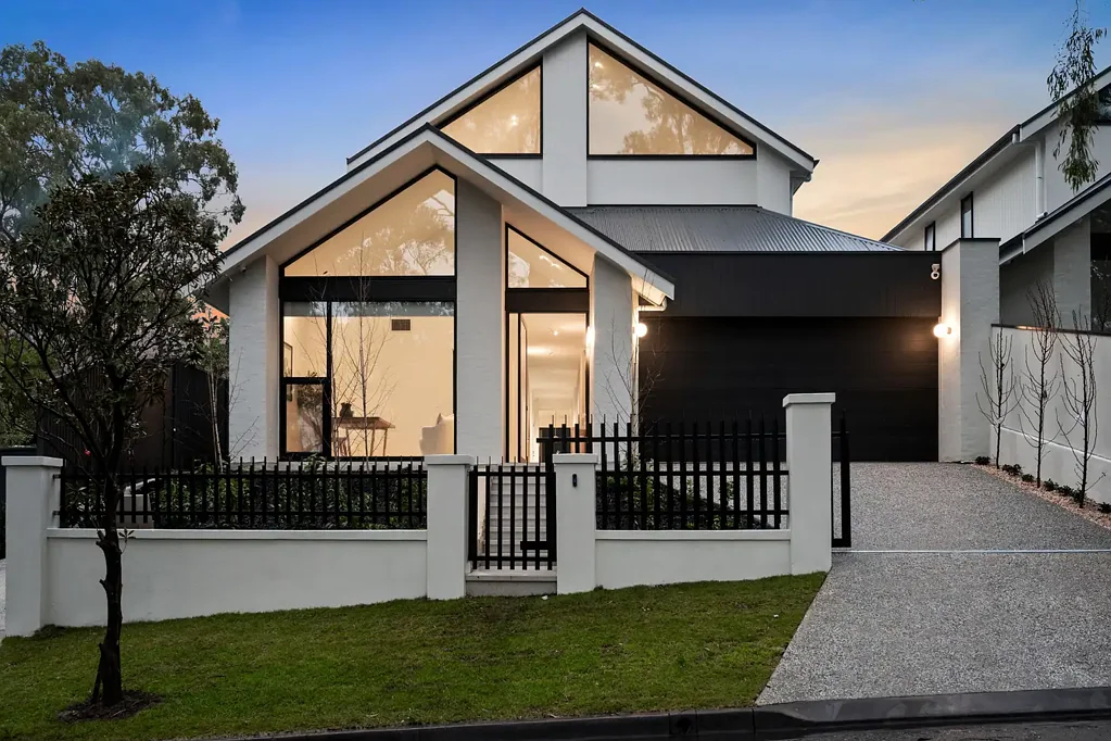 Blackwood 5Zimmer Architectural design meets award-winning craftsmanship – brand new, utterly bespoke and raising Blackwood's benchmark…