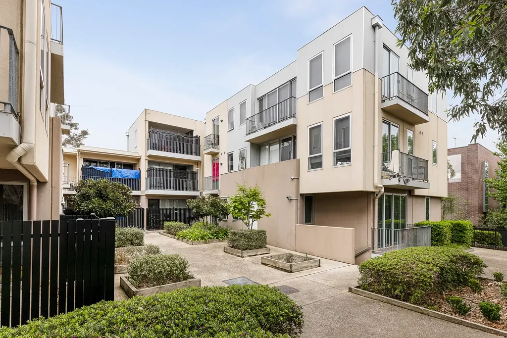 Burwood 2房 朝北采光充足 不锈钢厨电 配备学习区 学生首选便利 公交市中心近 购物中心对面 停车位洗衣设 Ultra-convenient Student Accomodation in the University Precinct