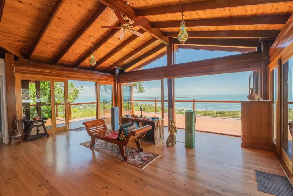 Dunwich 5房 山脊壮丽景观 2018精工建造 高端Ilve厨房 五卧双卫 双车库 朝北采光 充足储物 宁静私密便利 Solid Timber Masterpiece with Entertainer's Kitchen and Coastal Charm