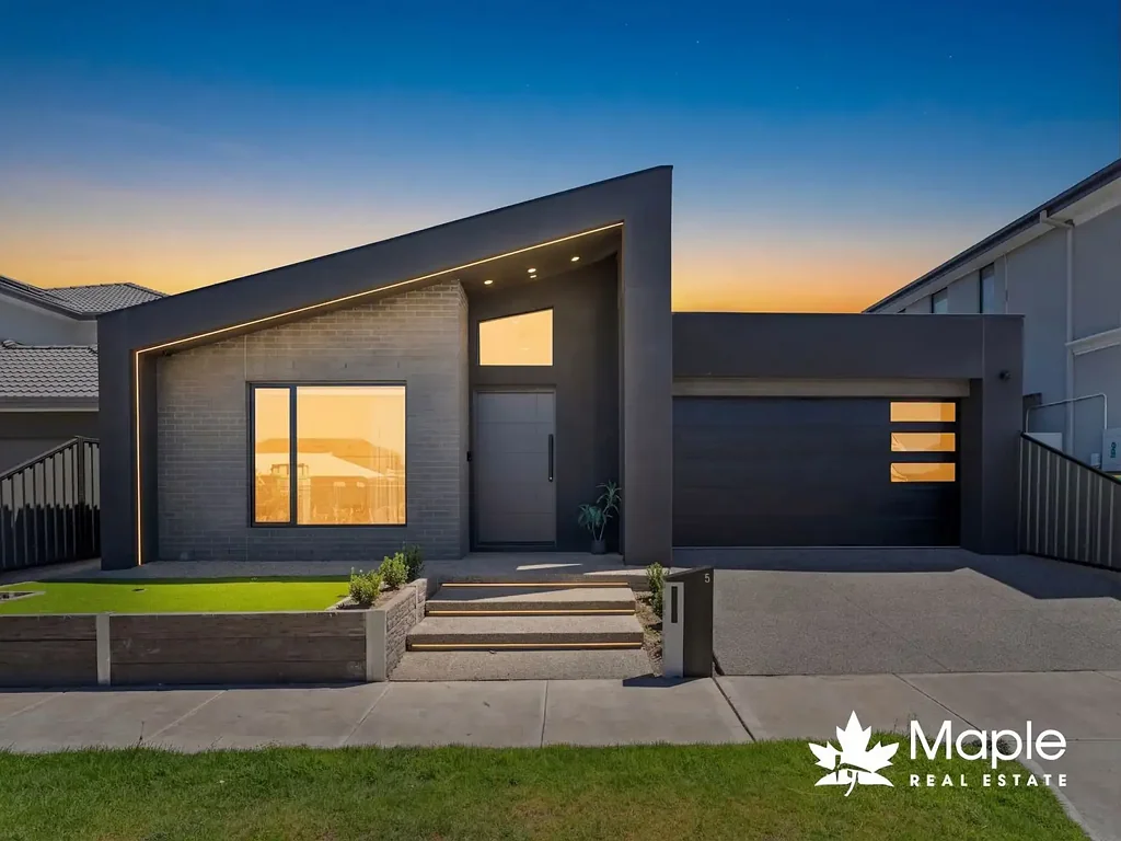 Mickleham 5房 建筑师设计奢邸 高耸天花板 水晶吊灯点缀 五卧三卫套房 全设备双厨 时尚石材岛台 LED照明现代 浴室LED镜 安全系统加持 双车遥控车库 便捷学区环绕 Double It All. 2 Masters - 2 Kitchens - 2 Living