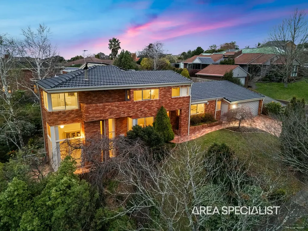Berwick 4 Slaapkamer The Brief: Grand Family Living on 999m² with Breathtaking Views