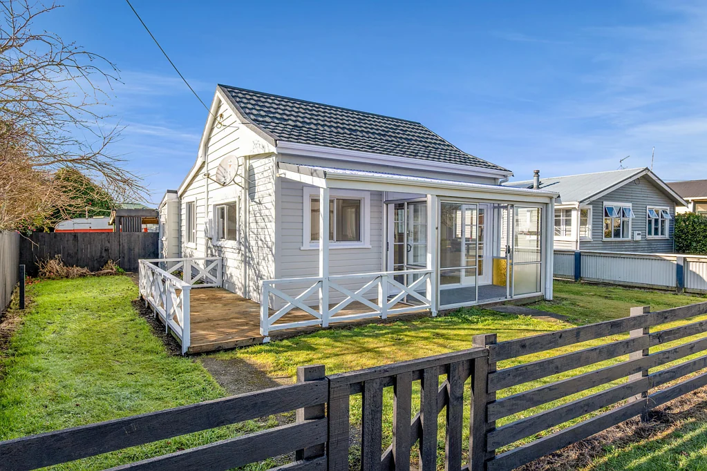 Eltham 2房  Cute, Cosy and Complete