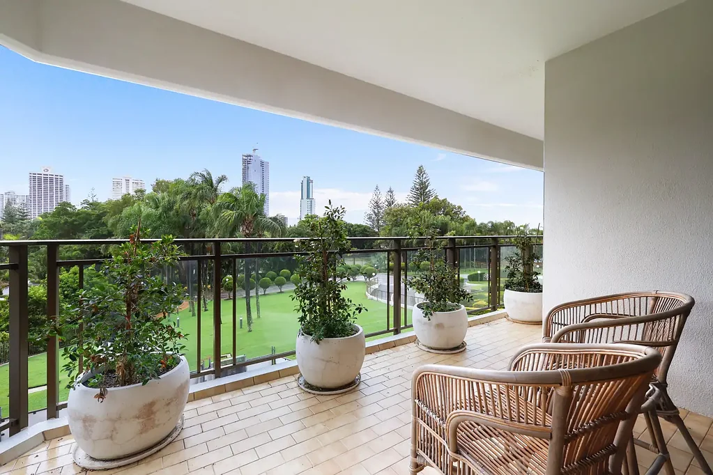 Surfers Paradise 2Phòng ngủ Low Floor Residential Apartment  Overlooking 7 Acres of Landscaped Gardens
