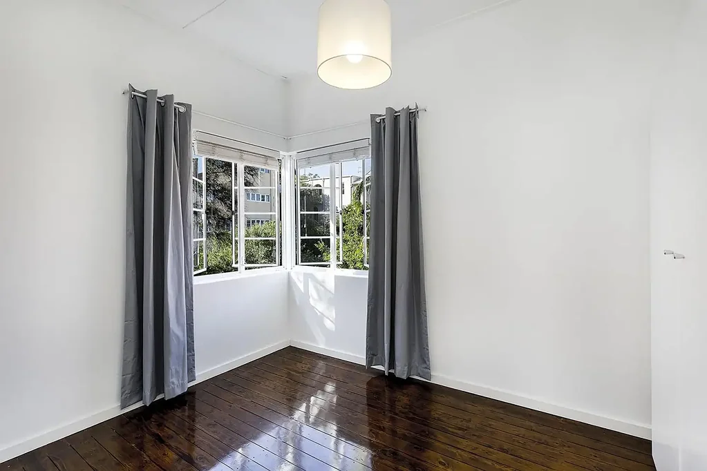 Bright & Sunny Art Deco Apartment - Only a Short Walk to Milson's Point Train Station and Ferries.