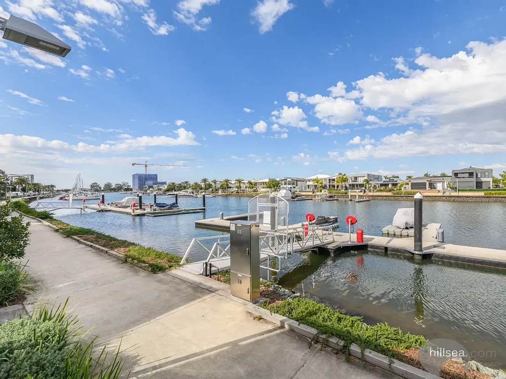 Hope Island 3 Bedroom LUXURY BY THE WATER - BRIDGE FREE BOAT ACCESS