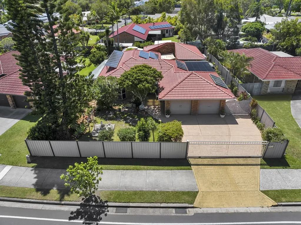 Currimundi 4 Bedroom The Ultimate Multigenerational Haven – Dual Living with Endless Possibilities.