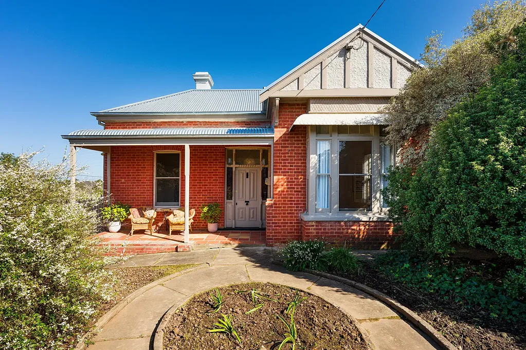 Castlemaine 3房  Edwardian Elegance on Bowden Street

A red-brick Edwardian on the hill, updated for modern living without losing its period soul.