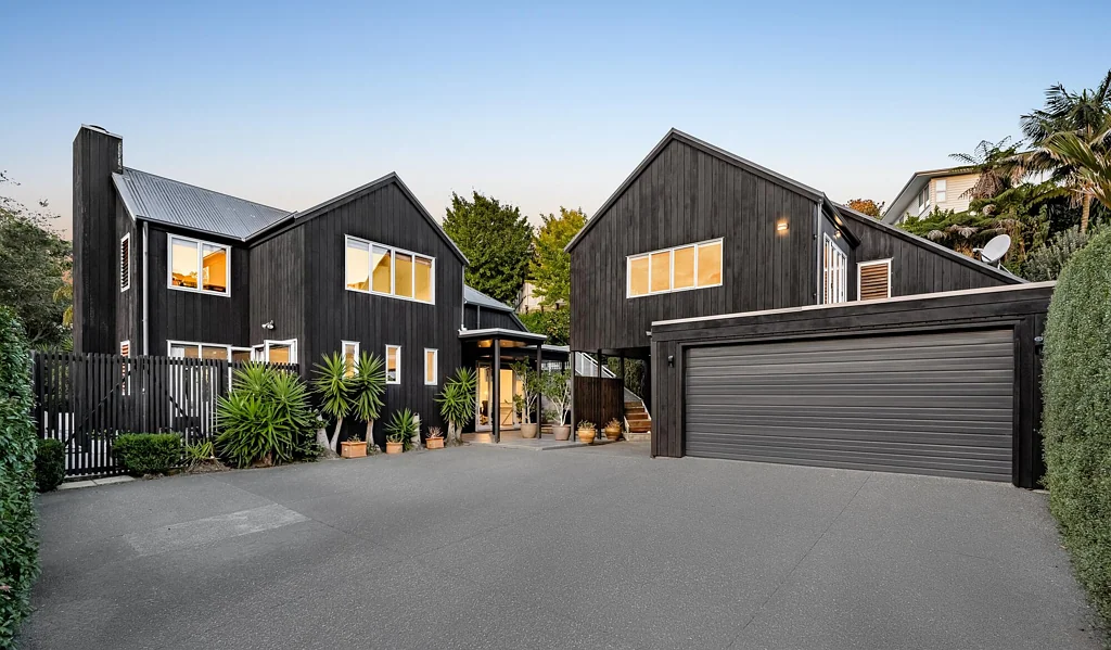 Remuera 6બેડરૂમ Elevated, Multi-Generational Living Made Easy