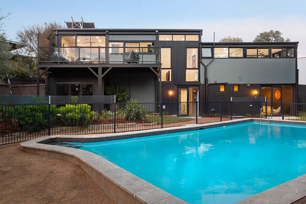Contemporary Style in Tranquil Setting