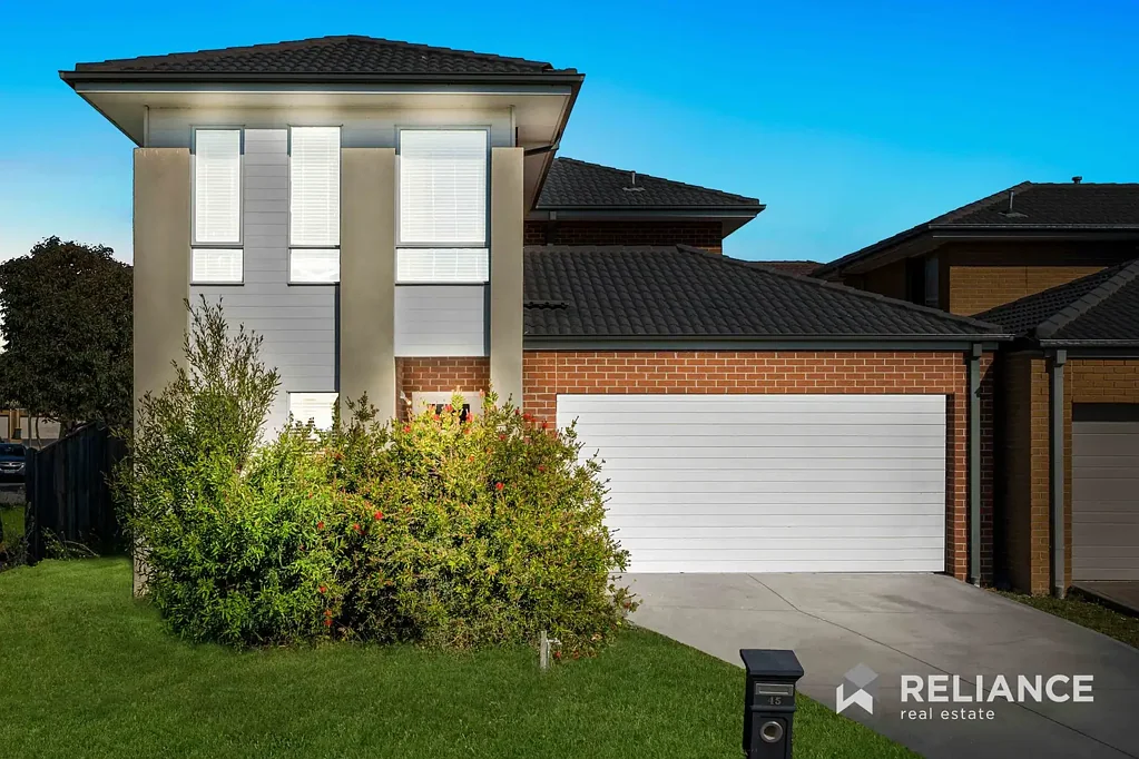 Point Cook 3chambre Modern Comfort and Convenience: Park-Facing Home Near Saltwater P9 School