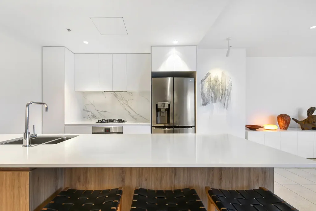 Surfers Paradise 1 Bedroom Unrivalled Coastal Elegance with Direct Beach Access