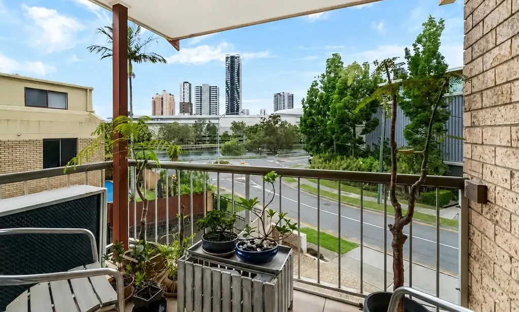 Broadbeach Waters 2ห้องนอน Walk to Everything from this Top-Floor Broadbeach Waters Apartment