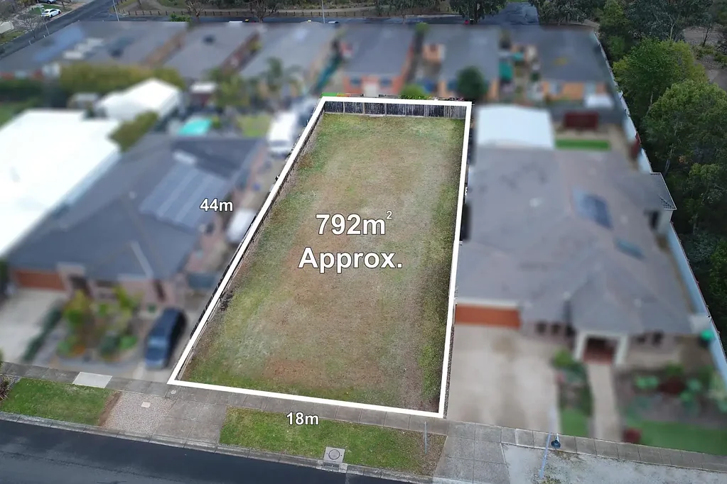 Tarneit 优质792m²地块 宽18m临街面 潜在开发用地 近学校公园 购物中心宁静尊贵环境 Prime Land Opportunity in the Prestigious Seasons Estate