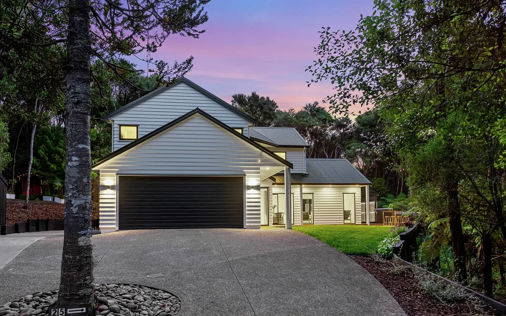 Titirangi 4Moenga Family Living in Leafy Surrounds