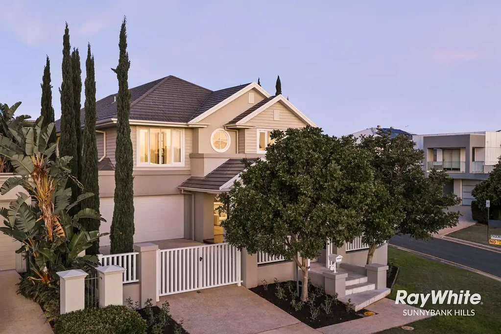 Rochedale 4 Bedroom INFLUENTIAL MASTERPIECE - HAMPTONS INSPIRED EX-DISPLAY & METRICON SINGATURE HOME