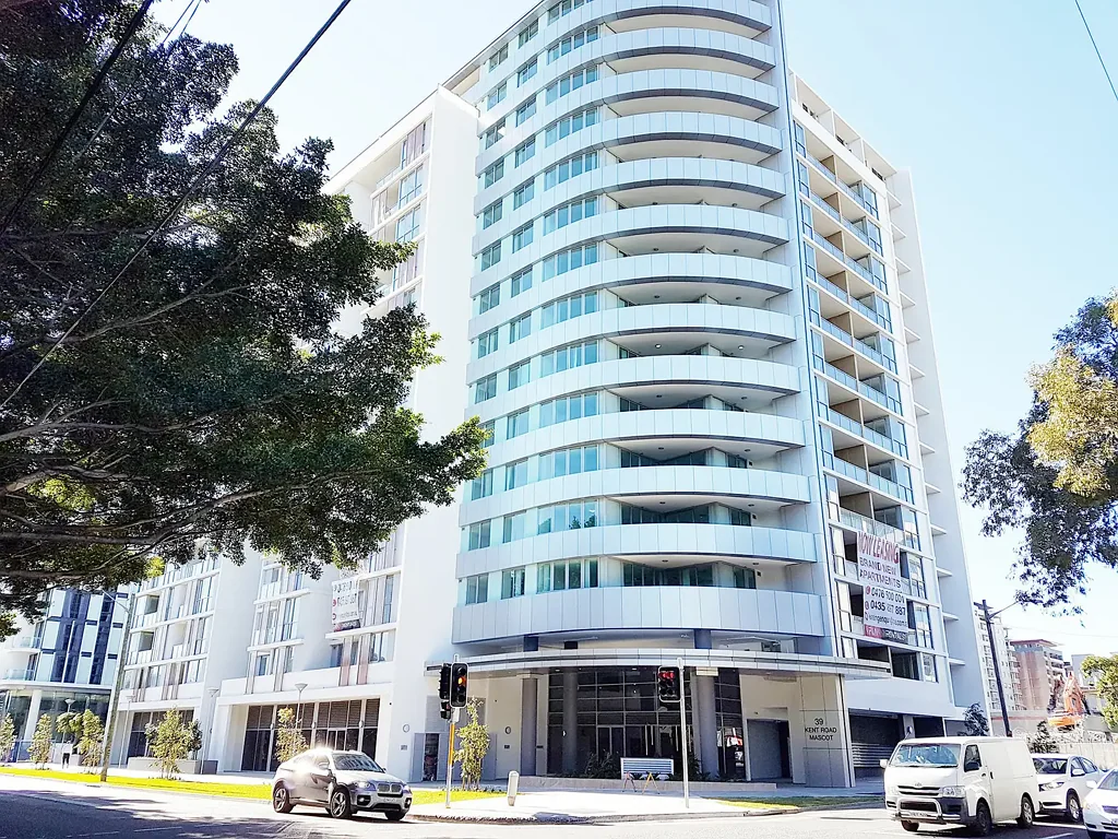 OVERSIZED 1 BEDROOM AND STUDY IN THE HEART OF MASCOT