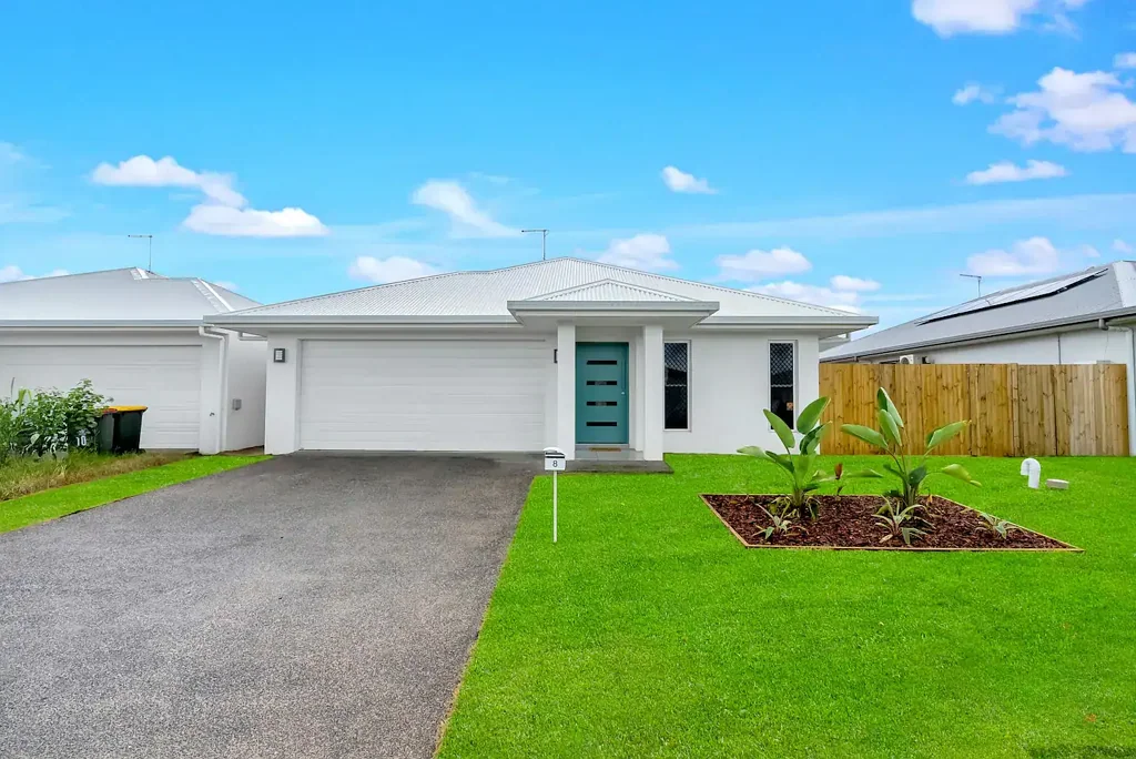 STUNNING FULLY FURNISHED HOME READY TO BE LEASED!