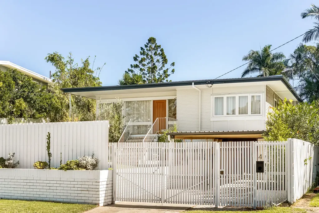 Stafford Heights 3غرفة نوم Timeless mid-century home with Endless Potential in Stafford Heights's Most Coveted Locale