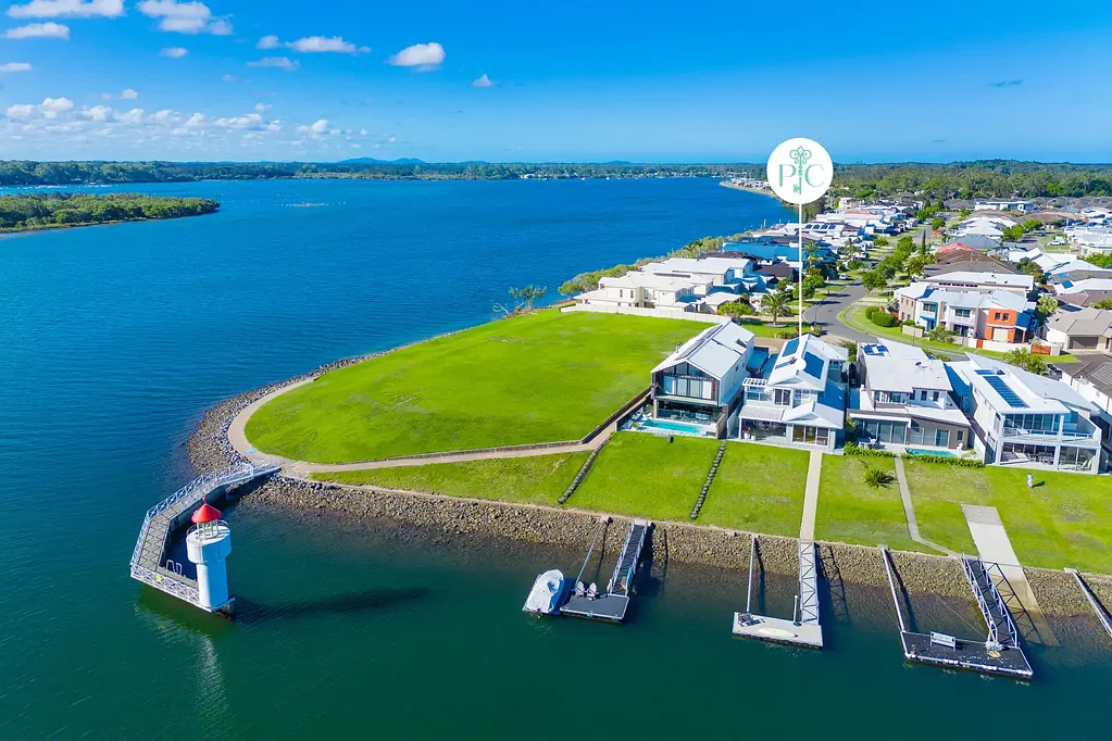 Port Macquarie 4房  Offers Invited | The Beauty of Canal Living with Rare River Connection