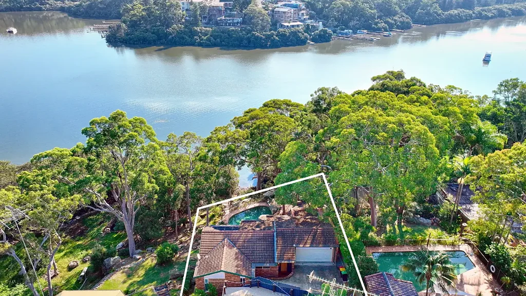 Peakhurst 5 Bedroom Tranquil Waterfront Living with Contemporary Renovation