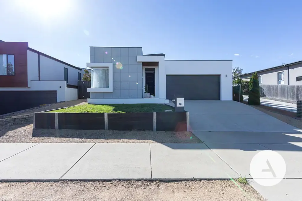 Modern Home in the Heart of Moncrieff