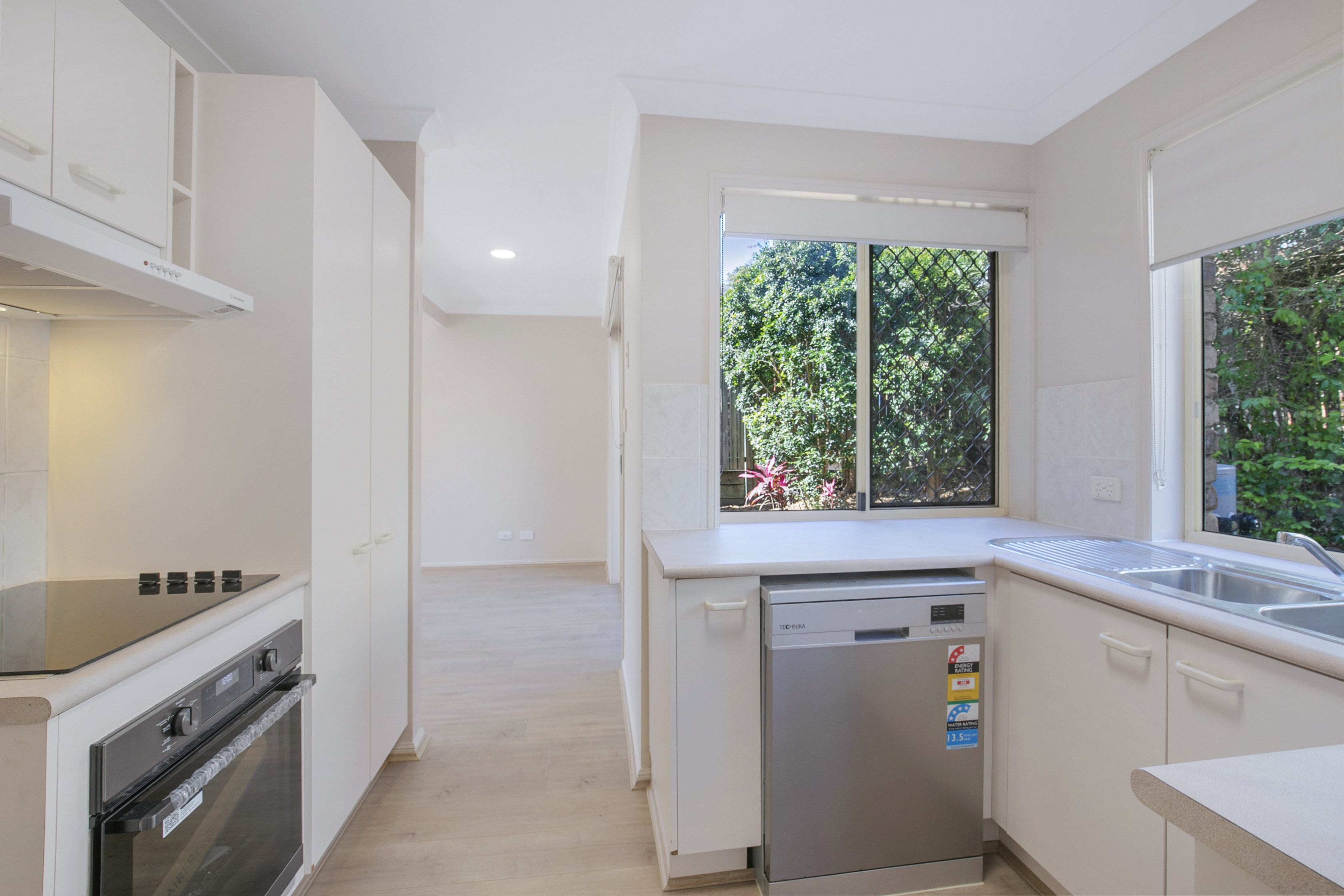 27 DANIELLS ST, CARINA QLD 4152, 0房, 0浴, Townhouse