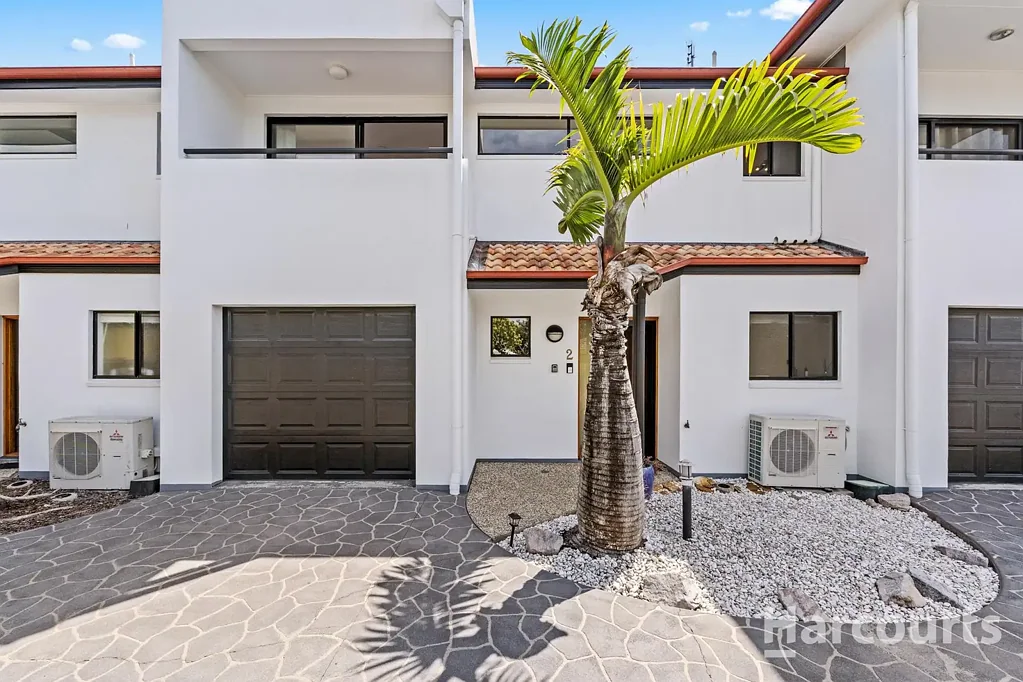 Fully Furnished Coastal Townhouse Moments from Scarness Beach