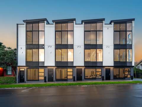 Epsom 3部屋 Your Dream Home Awaits in the Double Grammar Zone