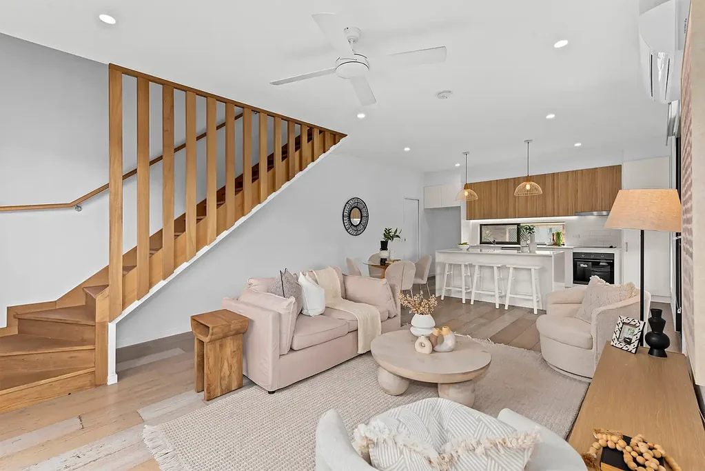 Carina 3房 街角双拼联排 邻近公园设施 开放式布局 自然采光充沛 现代厨房电器 私密卧室套房 步行商圈学校 低维护豪华 Contemporary Luxury in a Leafy Lifestyle Pocket