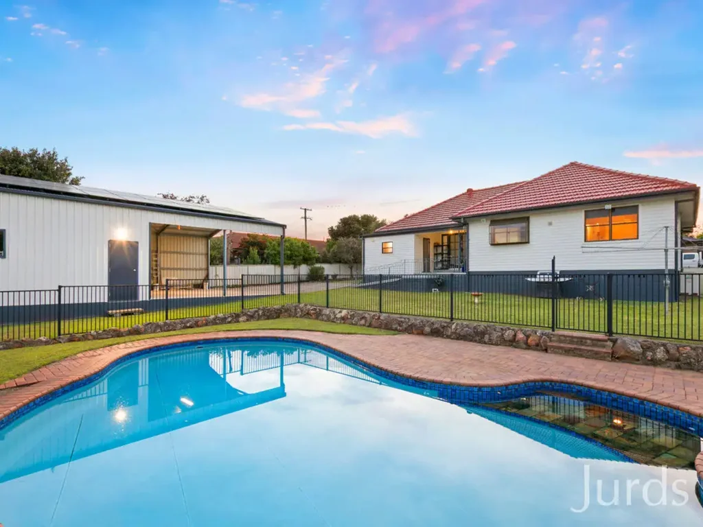 Cessnock 4房  A Rare Offering - Immaculate Family Home, Pool & Large Shed on 1,467m²!