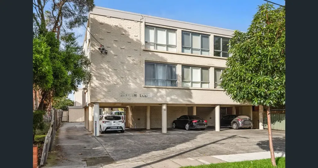 Bright 2 Bedroom Apartment in a Leafy Parkside Pocket