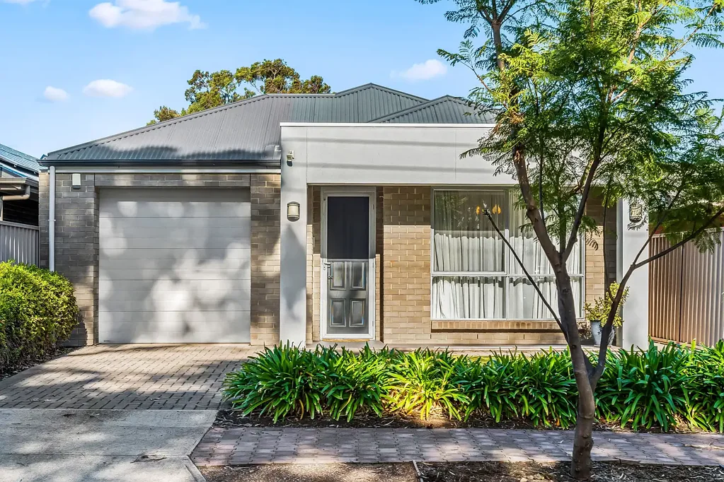 Mitchell Park 3Zimmer Spacious and Versatile Home Opposite the Reserve with Multiple Living Areas